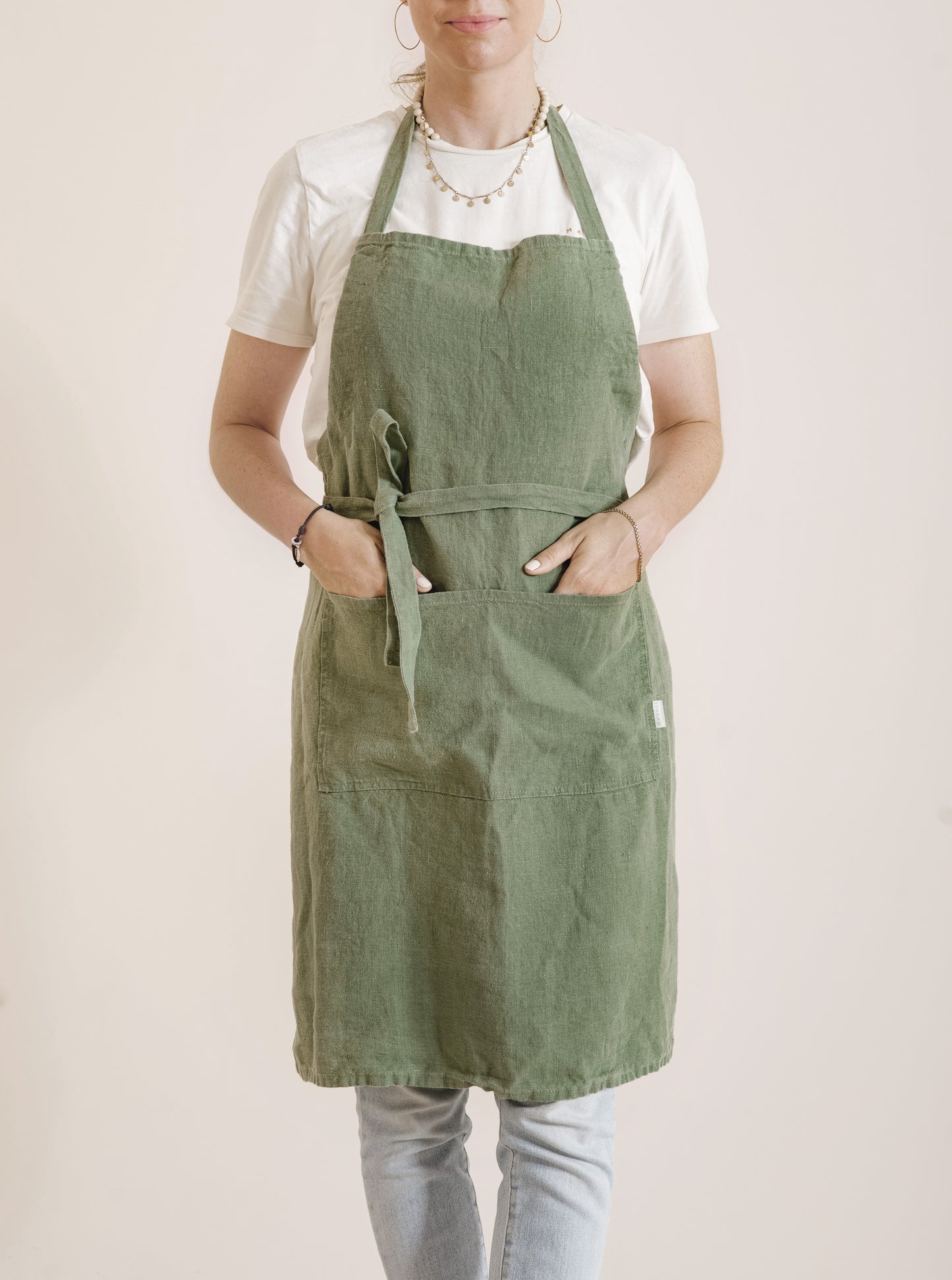 Classic linen apron with pockets