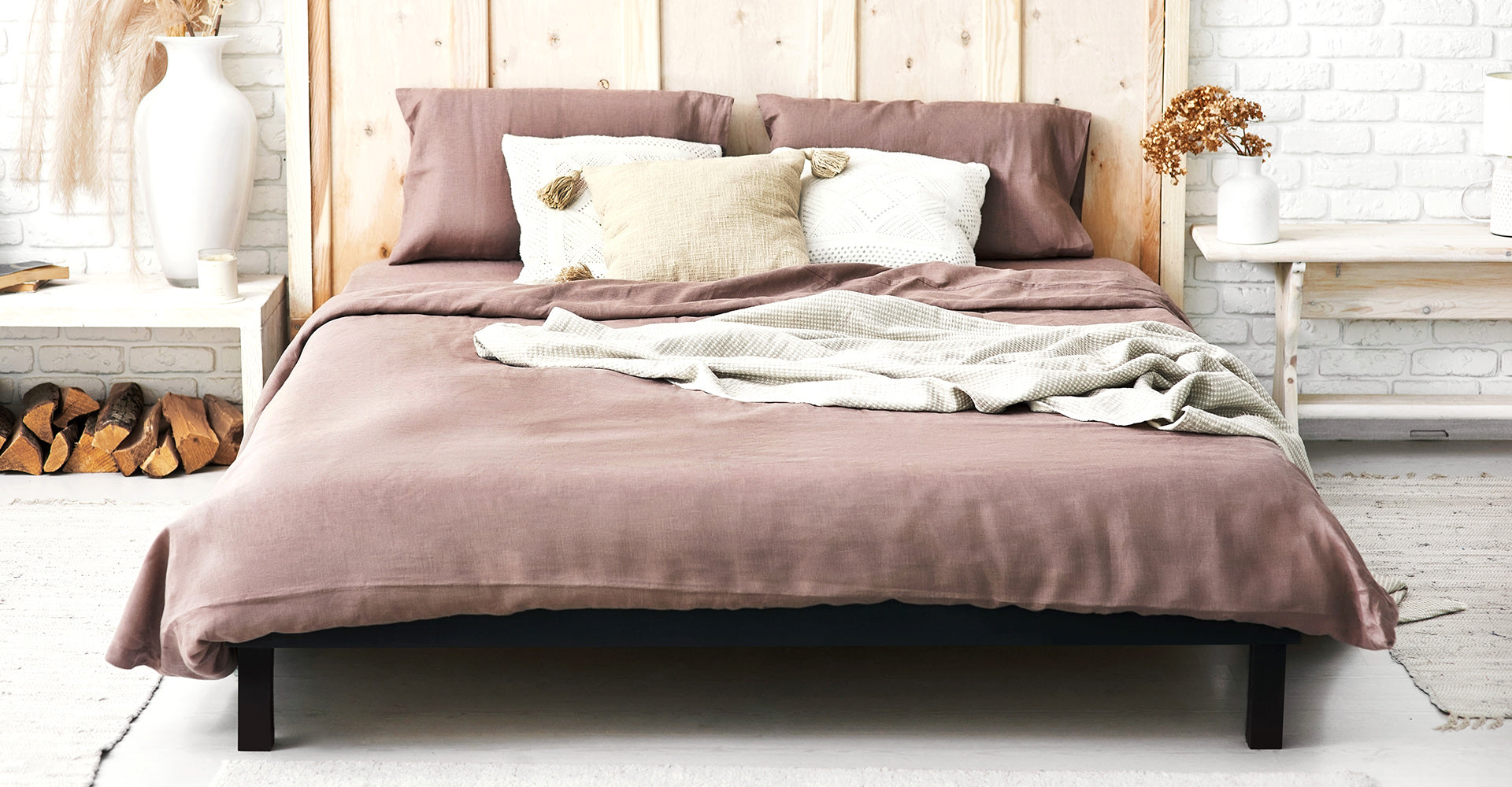 Linen bedding in woodrose color