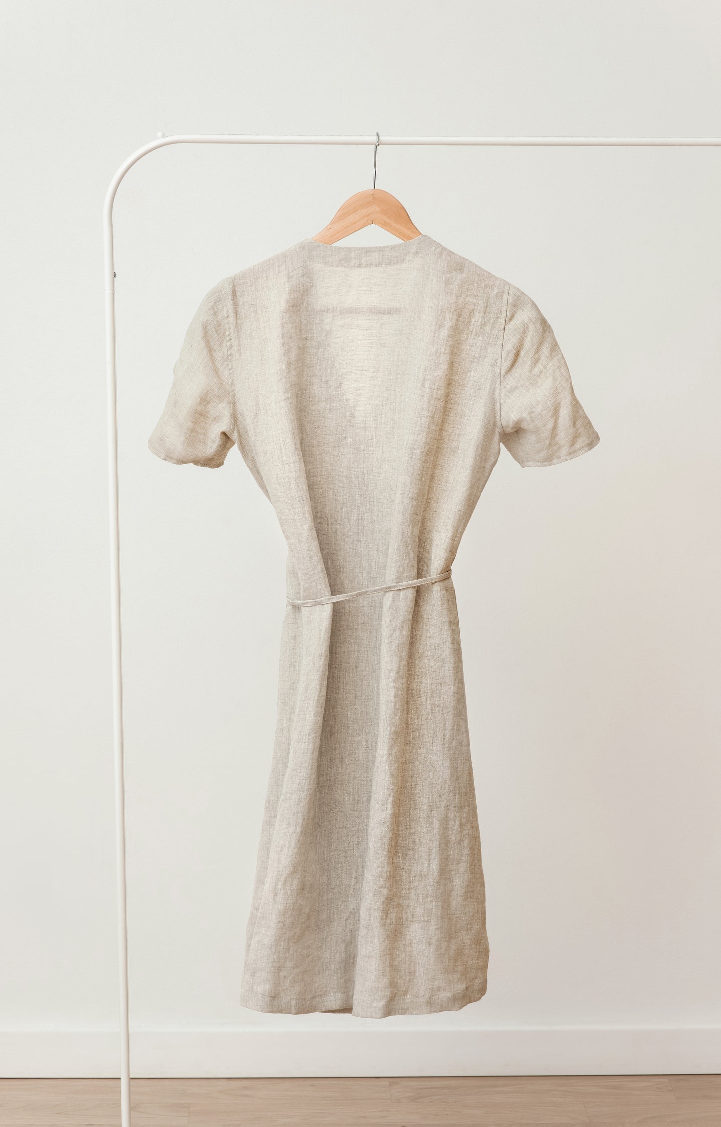 Linen dress with decorative sleeves