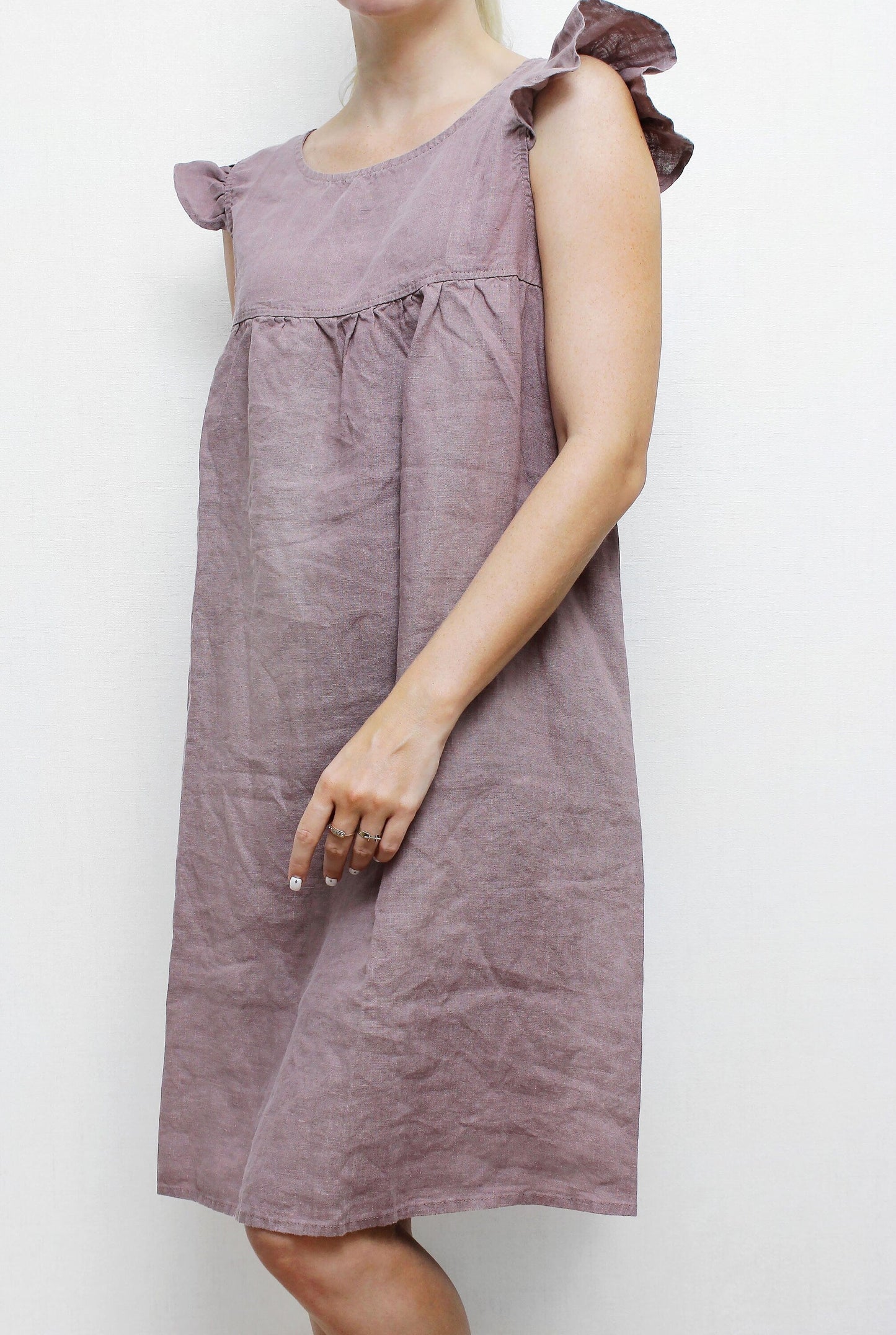 Linen nightdress with ruffles