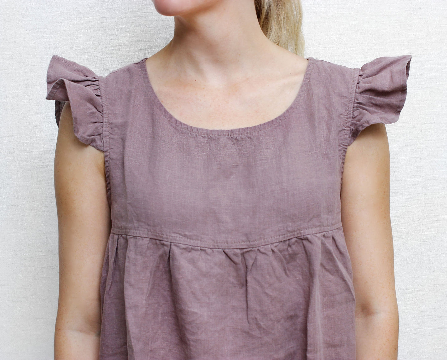 Linen nightdress with ruffles
