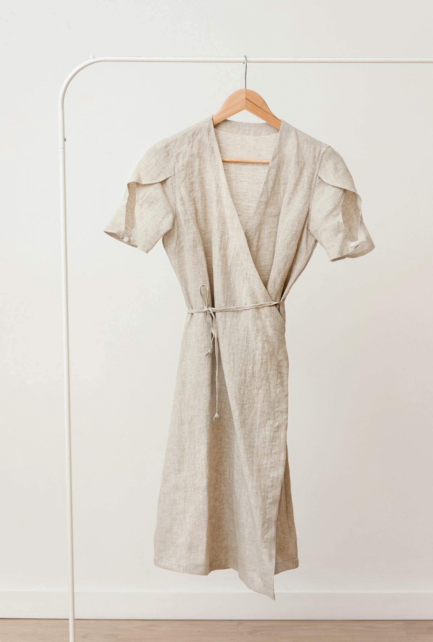 Linen dress with decorative sleeves