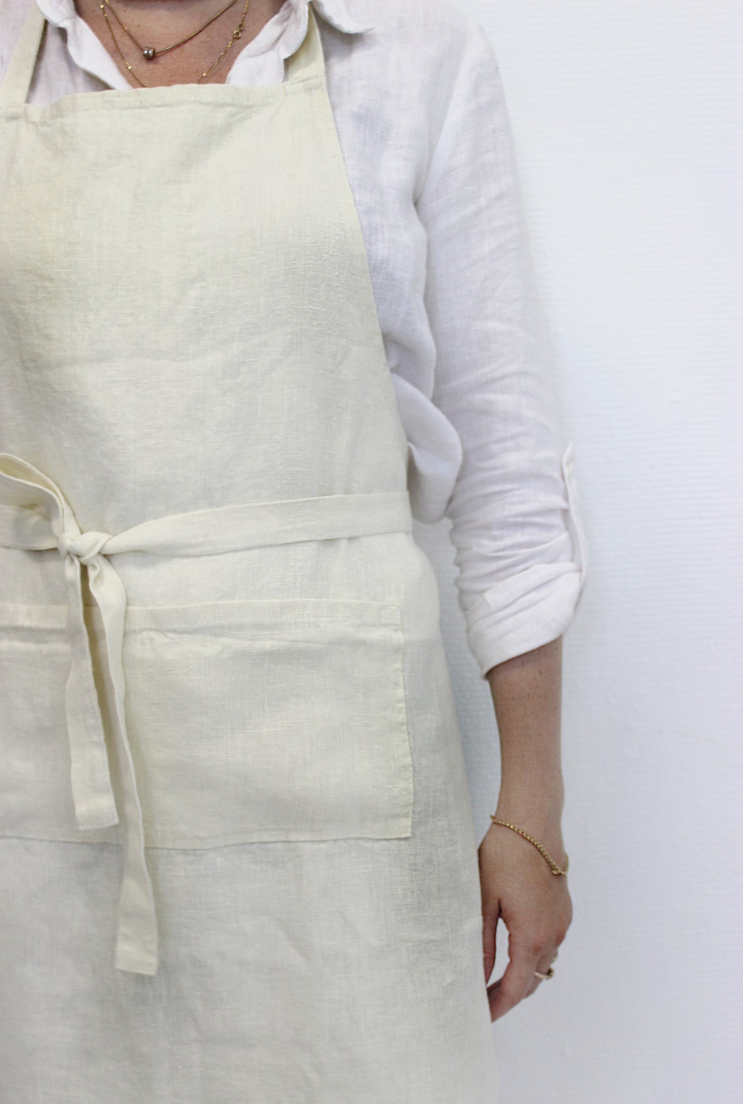 Soft full linen apron with pockets