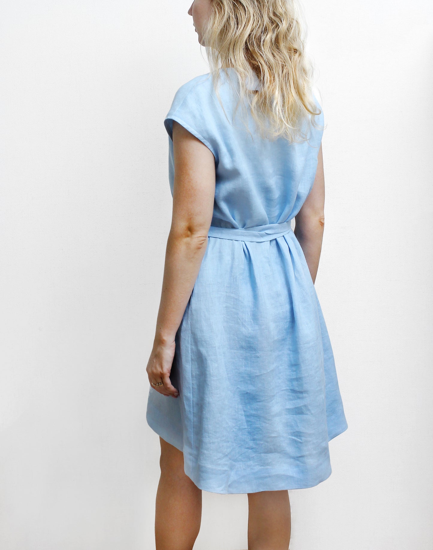 Linen dress with waist tie and pockets