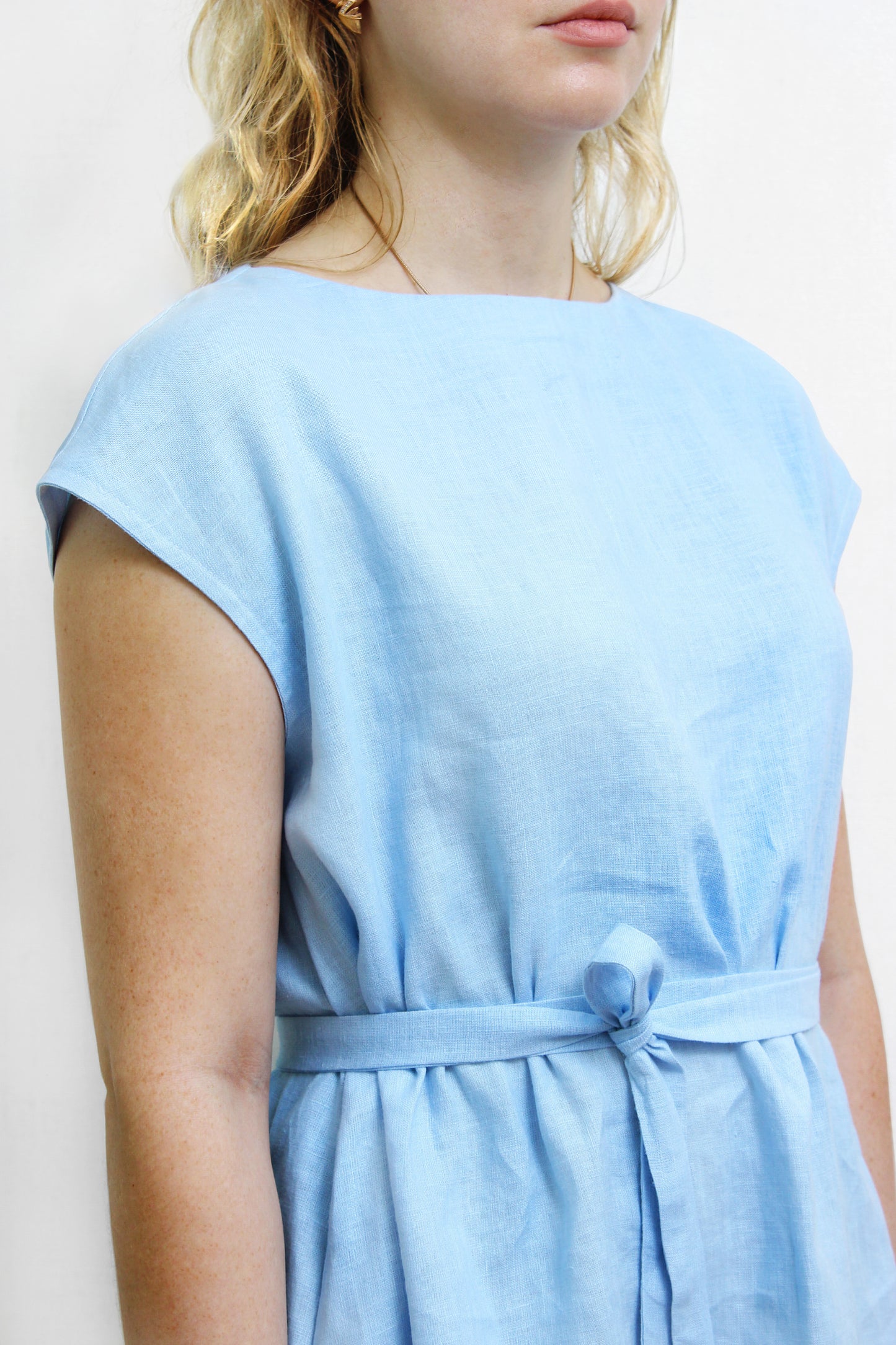 Linen dress with waist tie and pockets