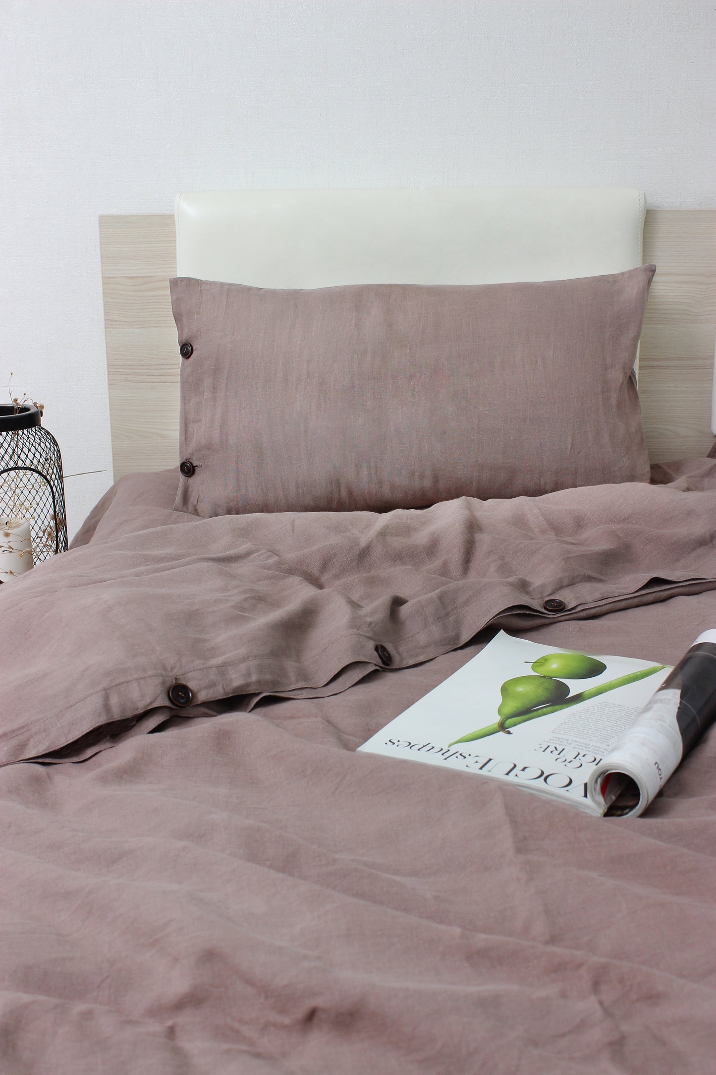 Linen duvet cover with coconut button closure