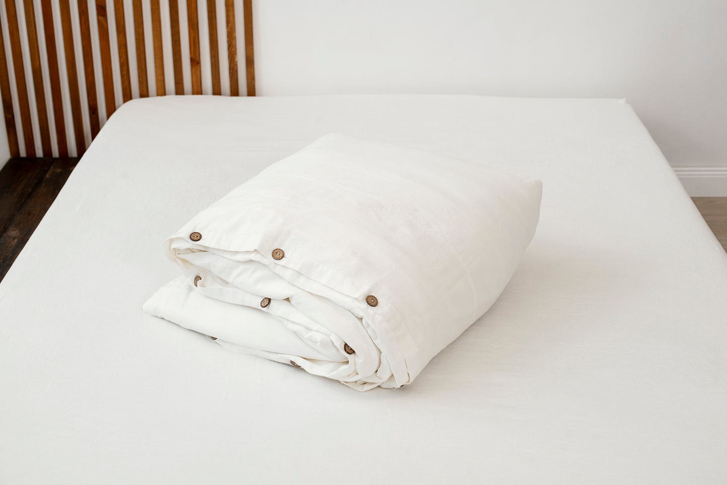 Linen duvet cover with coconut button closure