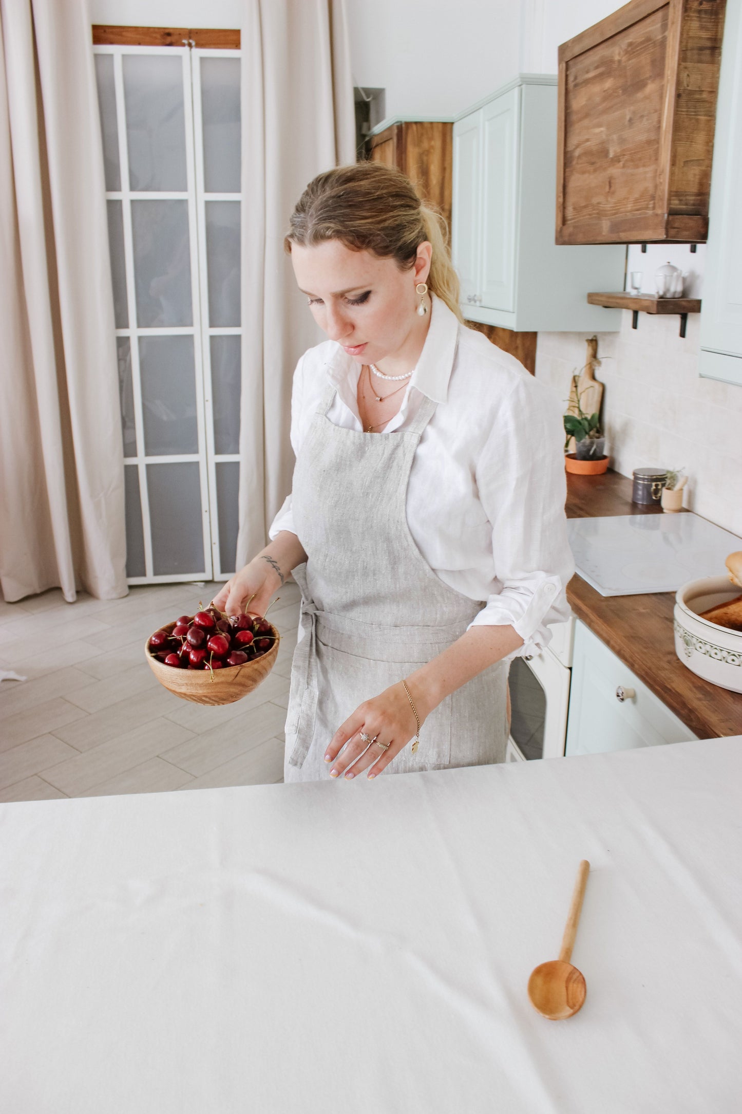 Stonewashed linen apron with pockets