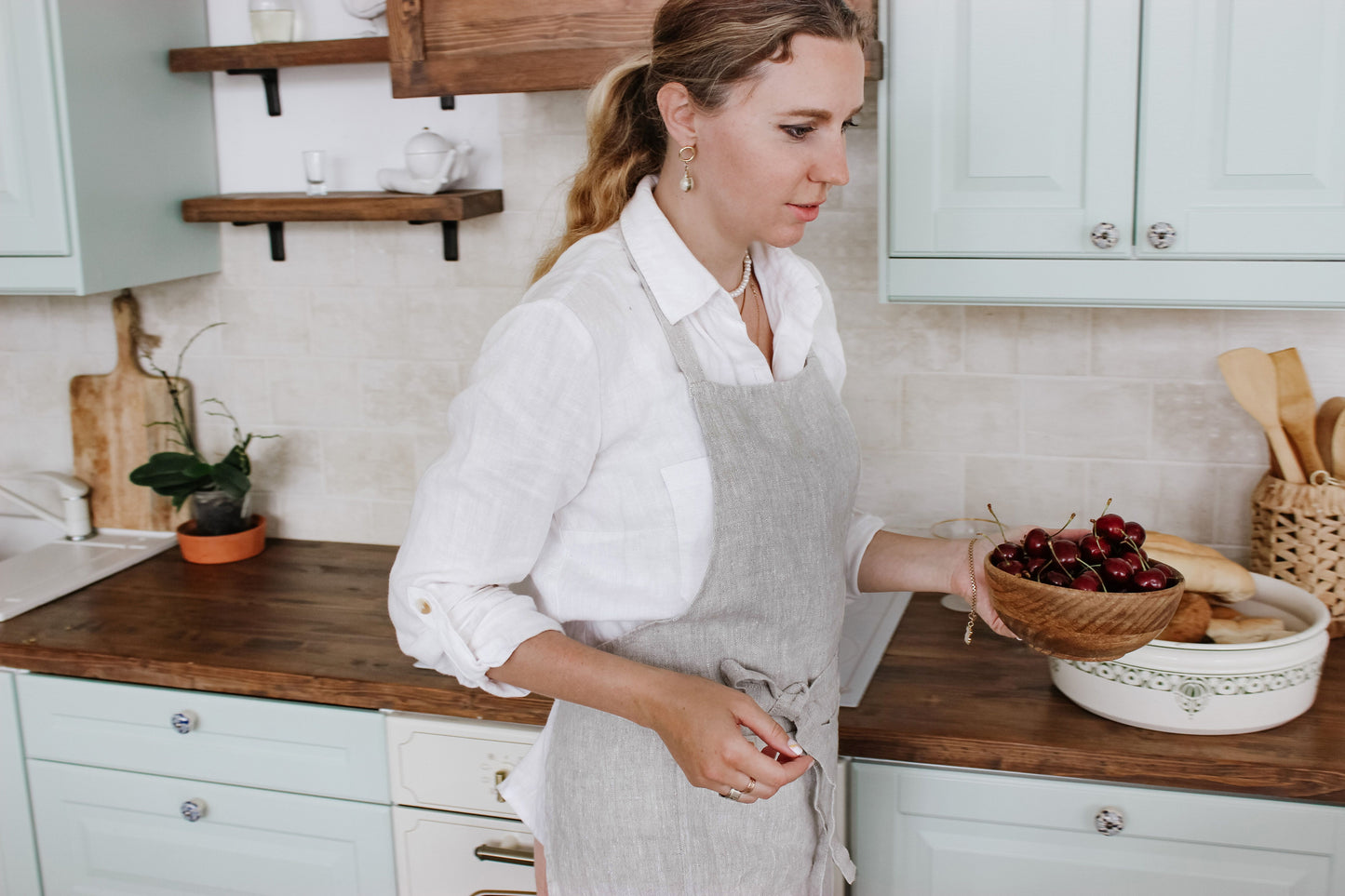 Stonewashed linen apron with pockets