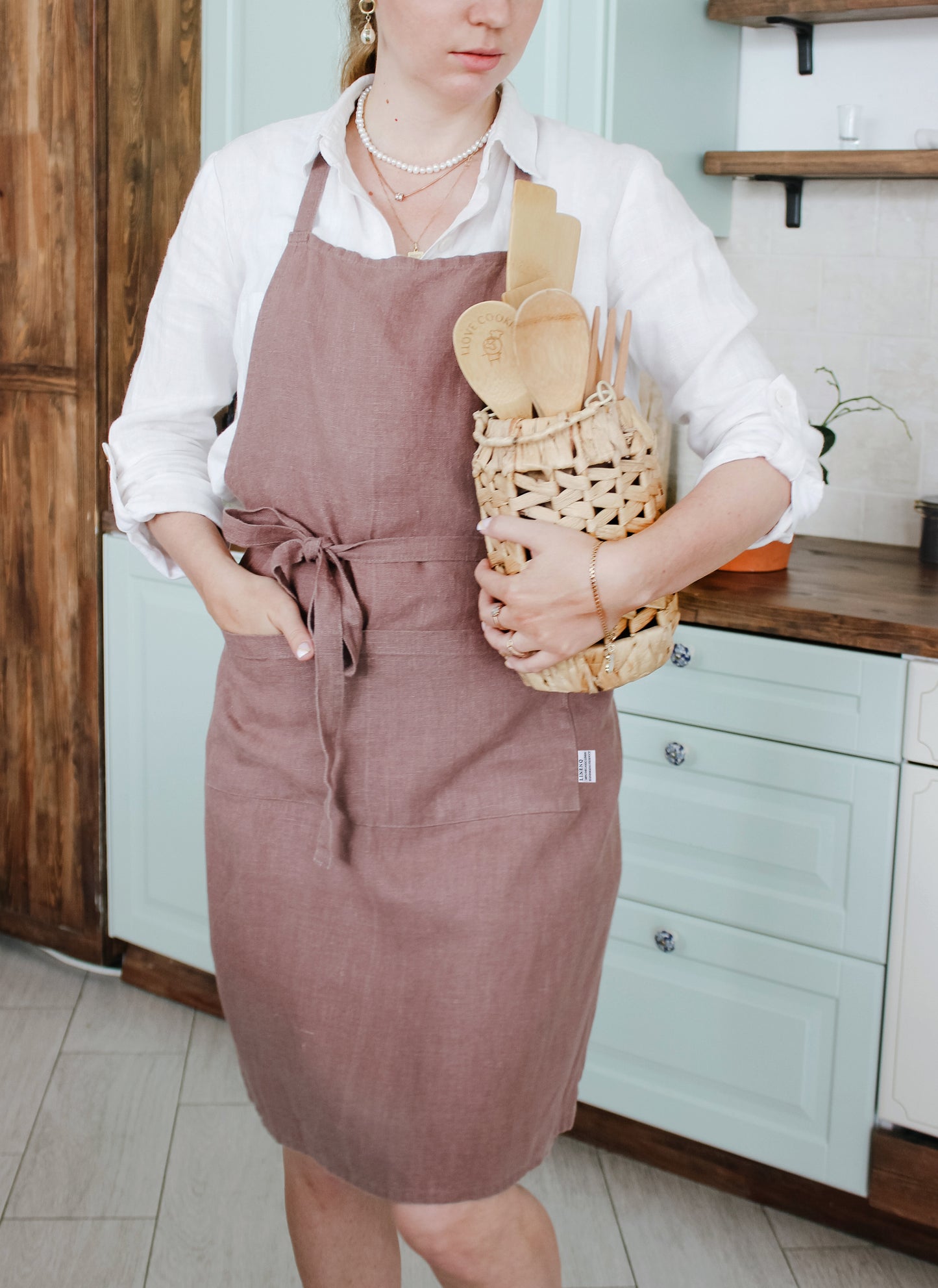 Stonewashed full linen apron with pockets