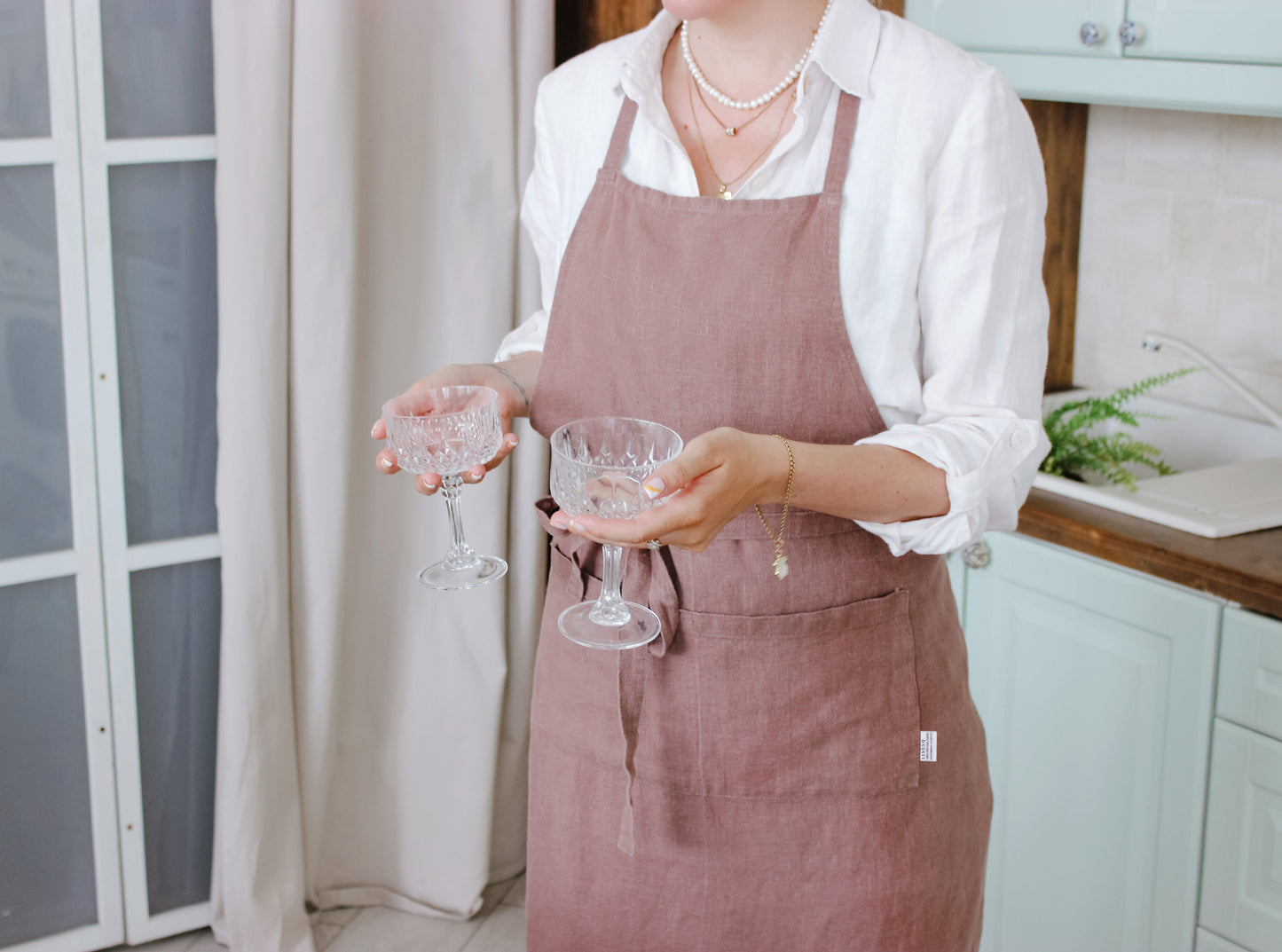 Stonewashed full linen apron with pockets