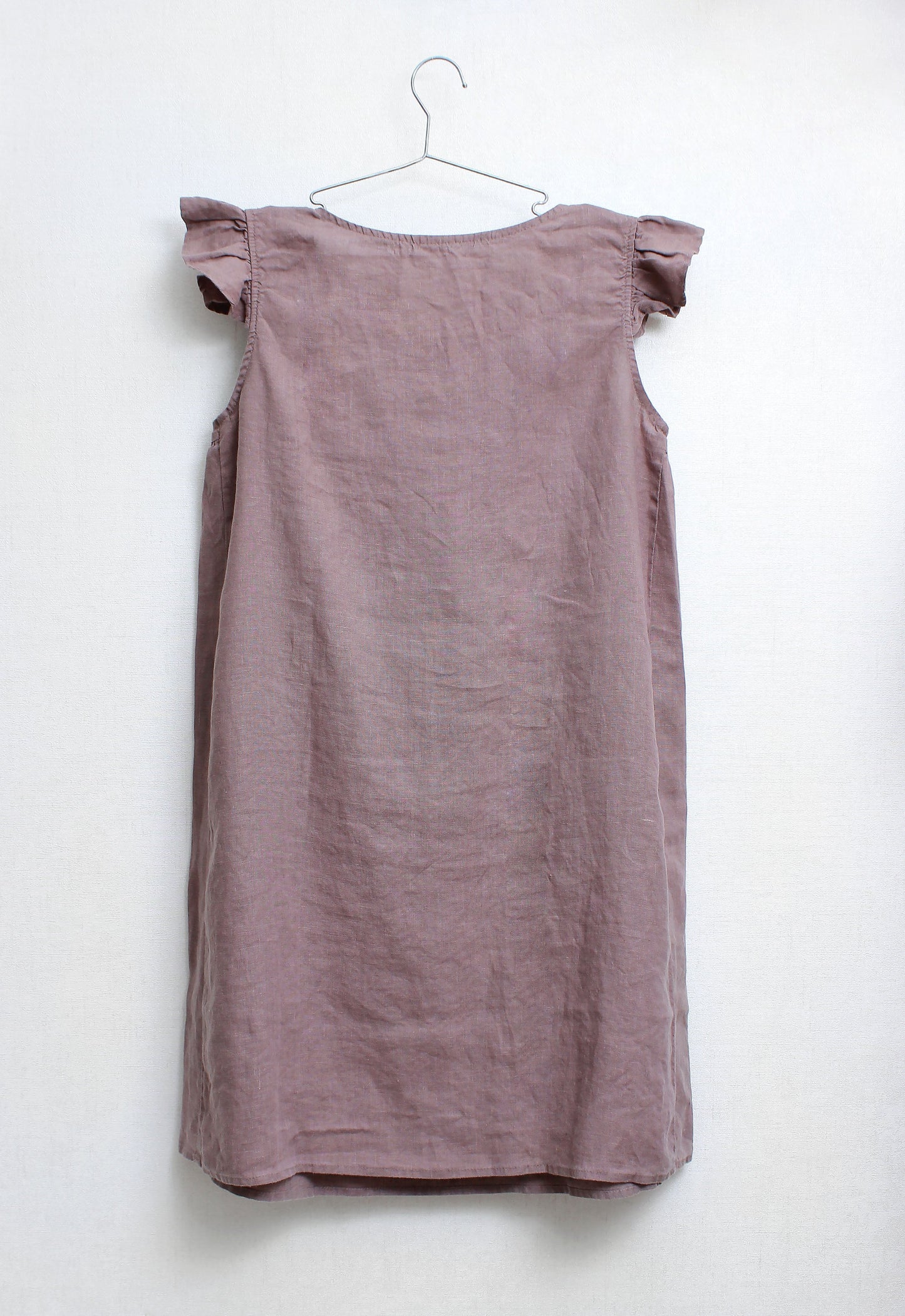 Linen nightdress with ruffles