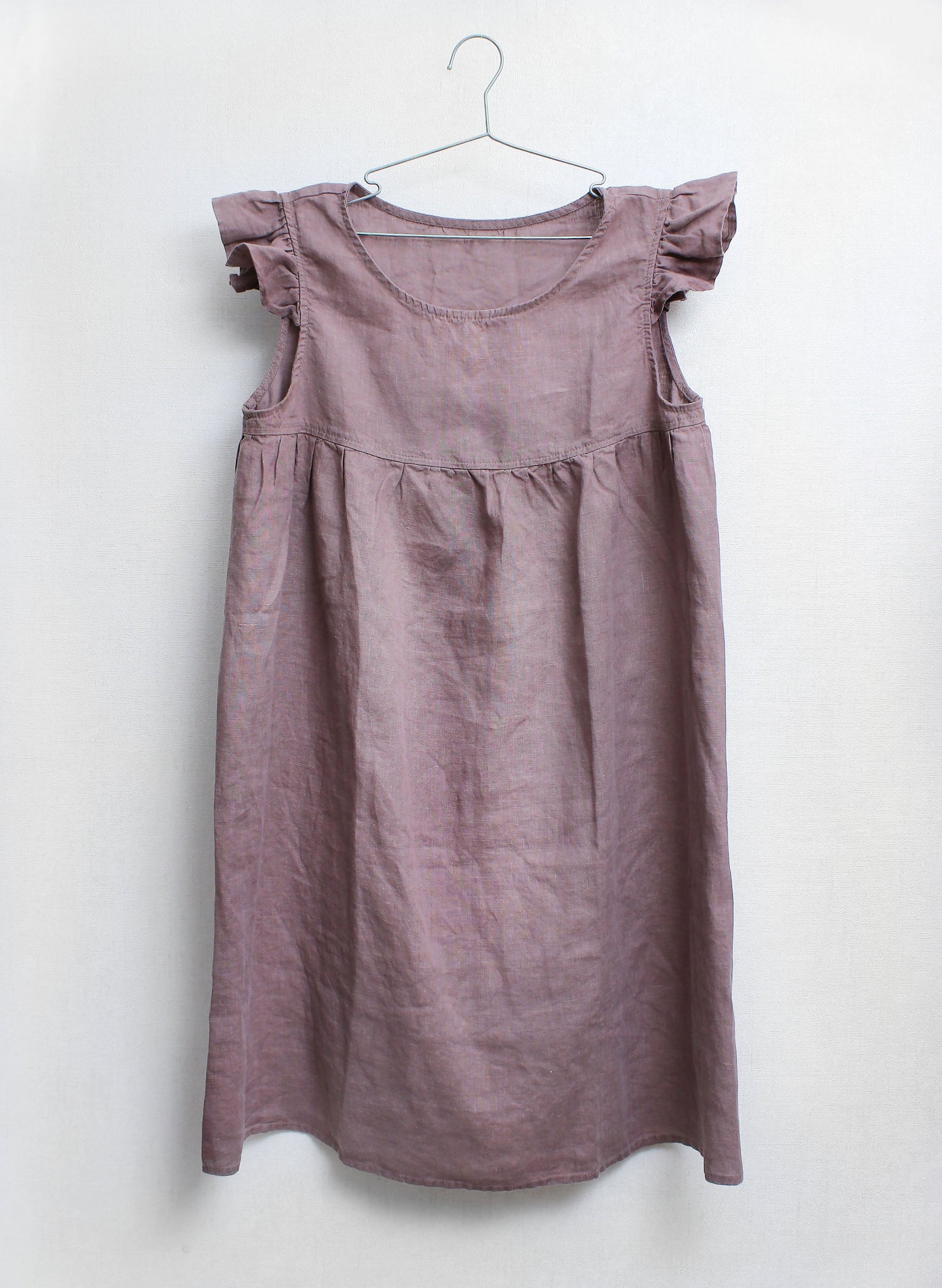 Linen nightdress with ruffles